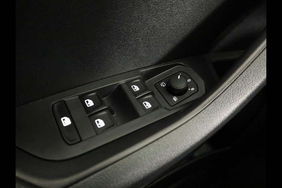 Škoda Karoq 1.5 TSI Sportline Business 150pk | Dode hoek sensoren | Adaptive Cruise Control | Elektrische achterklep |