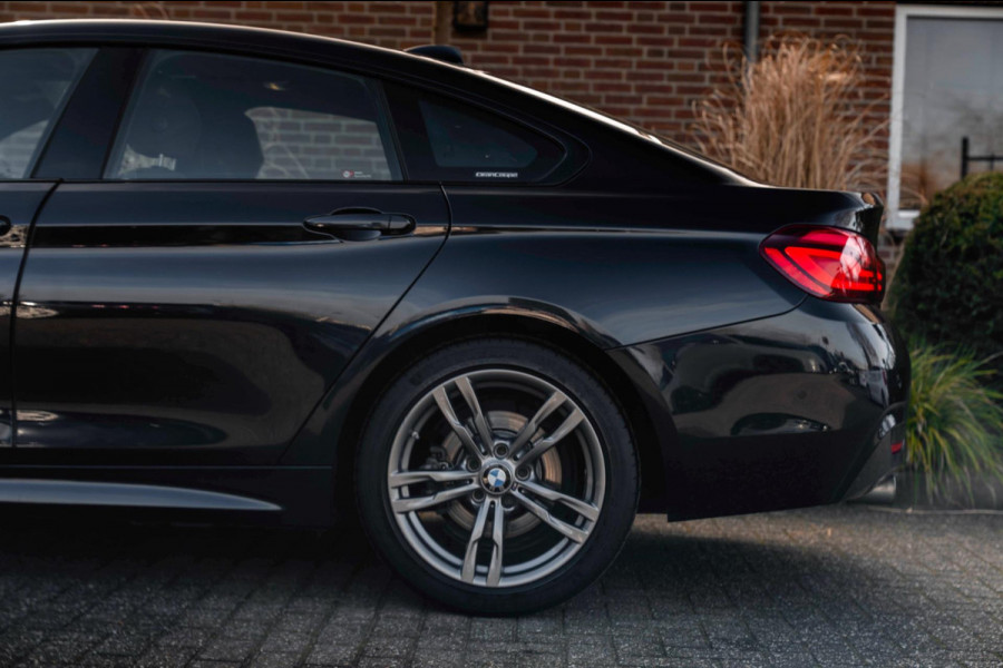 BMW 4 Serie Gran Coupé 418i Executive Edition 136 PK | M-Pakket | Carbon Zwart | Schuifdak | Camera | 18''