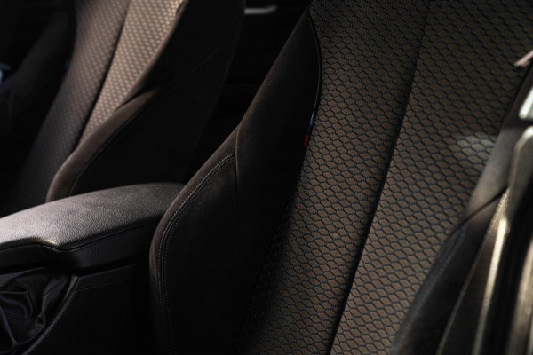 BMW 4 Serie Gran Coupé 418i Executive Edition 136 PK | M-Pakket | Carbon Zwart | Schuifdak | Camera | 18''