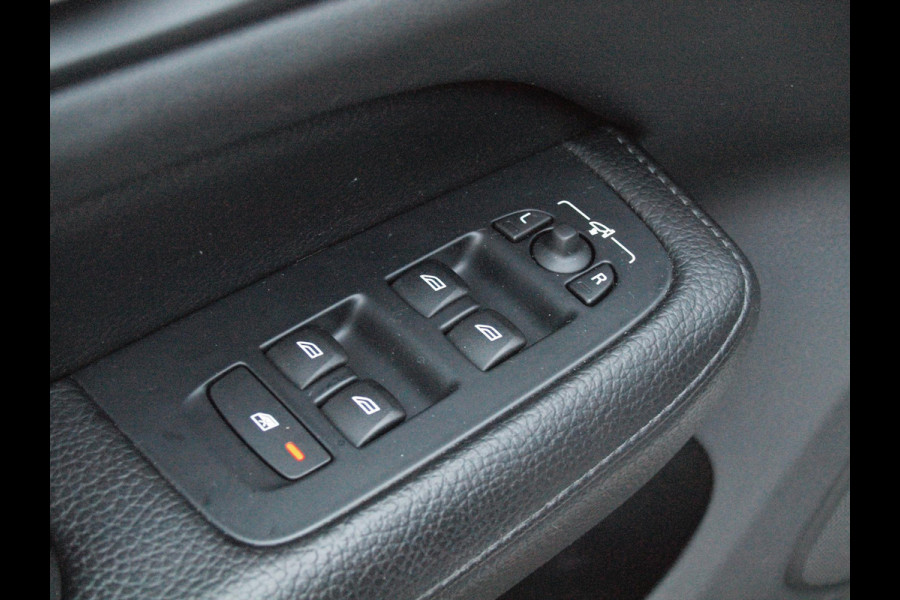 Volvo V60 2.0 T5 Momentum | Sportstoelen | Apple Carplay | Cruise Control | Leer | Trekhaak |