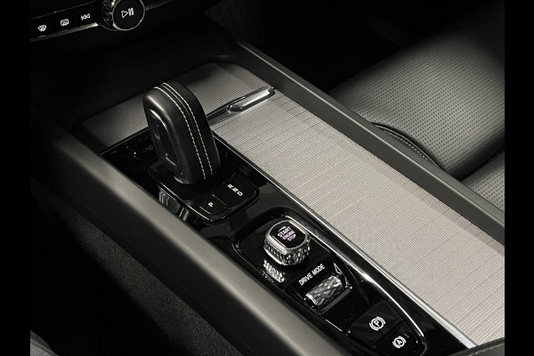 Volvo XC60 2.0 Recharge T8 AWD R-Design Trekhaak | Open dak | Massage | Cruise control | Stoel ventilatie | 360 camera | Stoel-/stuurverwarming | Head-up | Memory seats