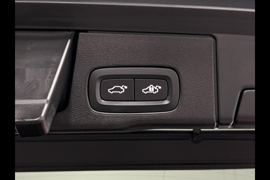 Volvo XC60 2.0 Recharge T8 AWD R-Design Trekhaak | Open dak | Massage | Cruise control | Stoel ventilatie | 360 camera | Stoel-/stuurverwarming | Head-up | Memory seats