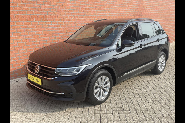 Volkswagen Tiguan 1.5 TSI 150pk DSG Life Panoramadak Navigatie d.m.v. Apple Carplay Android Auto Parkeersensoren Adaptive Cruise Control Stoel- en stuurverwarming Ledverlichting Getinte ramen Climate Control
