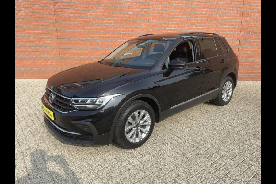 Volkswagen Tiguan 1.5 TSI 150pk DSG Life Panoramadak Navigatie d.m.v. Apple Carplay Android Auto Parkeersensoren Adaptive Cruise Control Stoel- en stuurverwarming Ledverlichting Getinte ramen Climate Control
