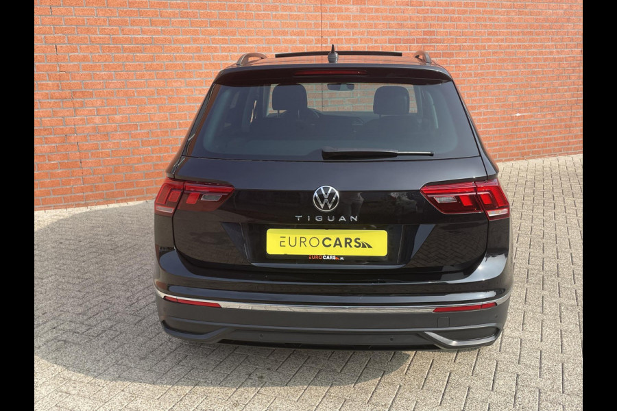 Volkswagen Tiguan 1.5 TSI 150pk DSG Life Panoramadak Navigatie d.m.v. Apple Carplay Android Auto Parkeersensoren Adaptive Cruise Control Stoel- en stuurverwarming Ledverlichting Getinte ramen Climate Control