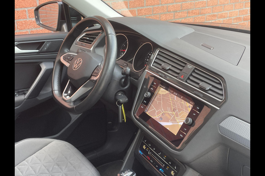 Volkswagen Tiguan 1.5 TSI 150pk DSG Life Panoramadak Navigatie d.m.v. Apple Carplay Android Auto Parkeersensoren Adaptive Cruise Control Stoel- en stuurverwarming Ledverlichting Getinte ramen Climate Control