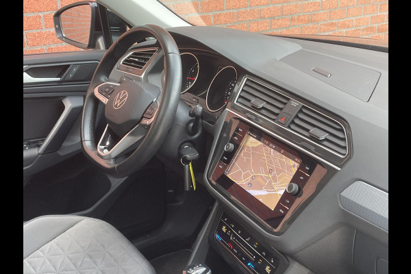 Volkswagen Tiguan 1.5 TSI 150pk DSG Life Panoramadak Navigatie d.m.v. Apple Carplay Android Auto Parkeersensoren Adaptive Cruise Control Stoel- en stuurverwarming Ledverlichting Getinte ramen Climate Control