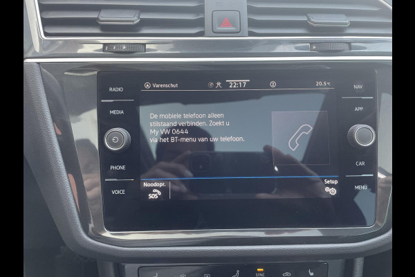 Volkswagen Tiguan 1.5 TSI 150pk DSG Life Panoramadak Navigatie d.m.v. Apple Carplay Android Auto Parkeersensoren Adaptive Cruise Control Stoel- en stuurverwarming Ledverlichting Getinte ramen Climate Control