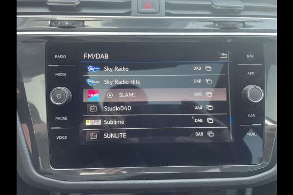 Volkswagen Tiguan 1.5 TSI 150pk DSG Life Panoramadak Navigatie d.m.v. Apple Carplay Android Auto Parkeersensoren Adaptive Cruise Control Stoel- en stuurverwarming Ledverlichting Getinte ramen Climate Control