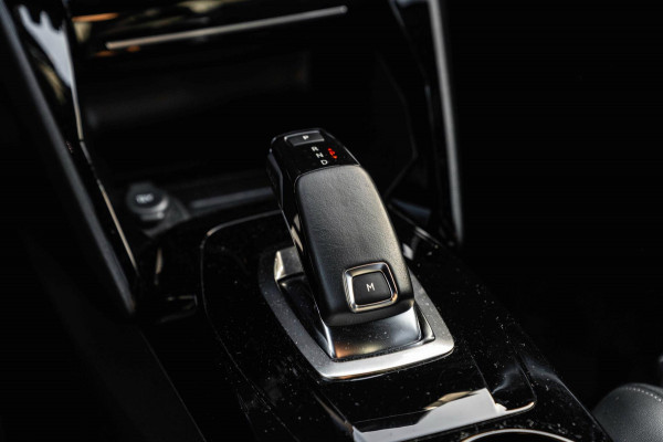 Peugeot 2008 1.2 PureTech GT-line 131 PK Aut. Adaptive Trekhaak i-3D Cockpit Camera Keyless LED 17''