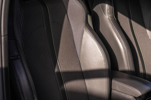 Peugeot 2008 1.2 PureTech GT-line 131 PK Aut. Adaptive Trekhaak i-3D Cockpit Camera Keyless LED 17''