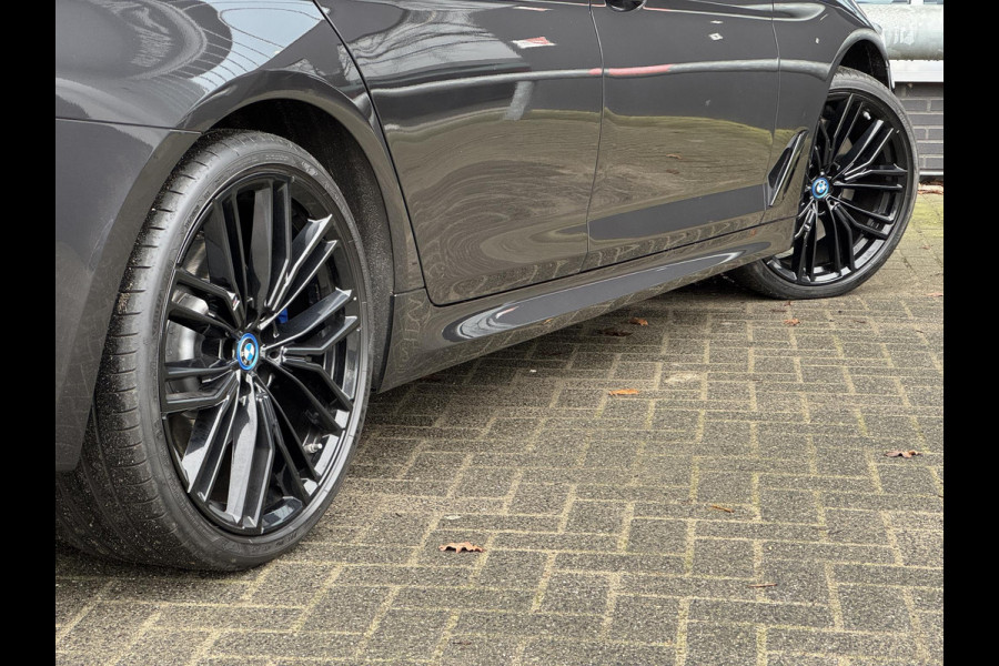 BMW 5 Serie Sedan 545e xDrive High Executive M Sport Pakket Automaat / Live Cockpit Professional / Schuif-/kanteldak / Comfortstoelen / 20 Inch / M Sportremsysteem / Laserlicht / Driving Assistant Professional / Hifi / Stoelventilatie