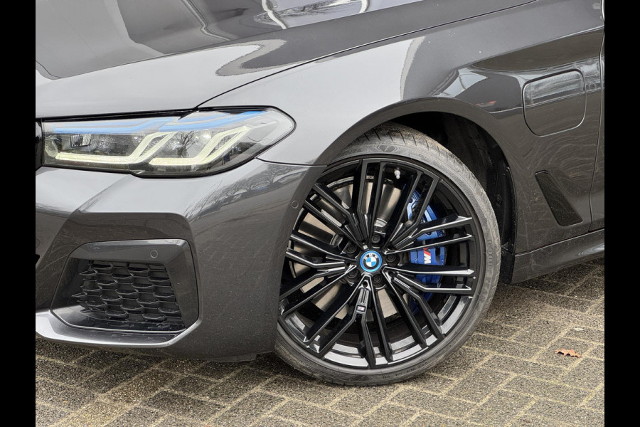 BMW 5 Serie Sedan 545e xDrive High Executive M Sport Pakket Automaat / Live Cockpit Professional / Schuif-/kanteldak / Comfortstoelen / 20 Inch / M Sportremsysteem / Laserlicht / Driving Assistant Professional / Hifi / Stoelventilatie