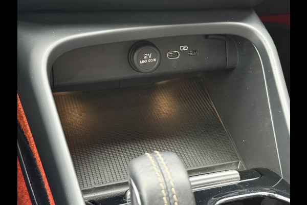 Volvo XC40 Recharge P8 AWD R-Design | | SOH 92% | Panoramadak | Apple Carplay | Stoel/Stuurverwarming