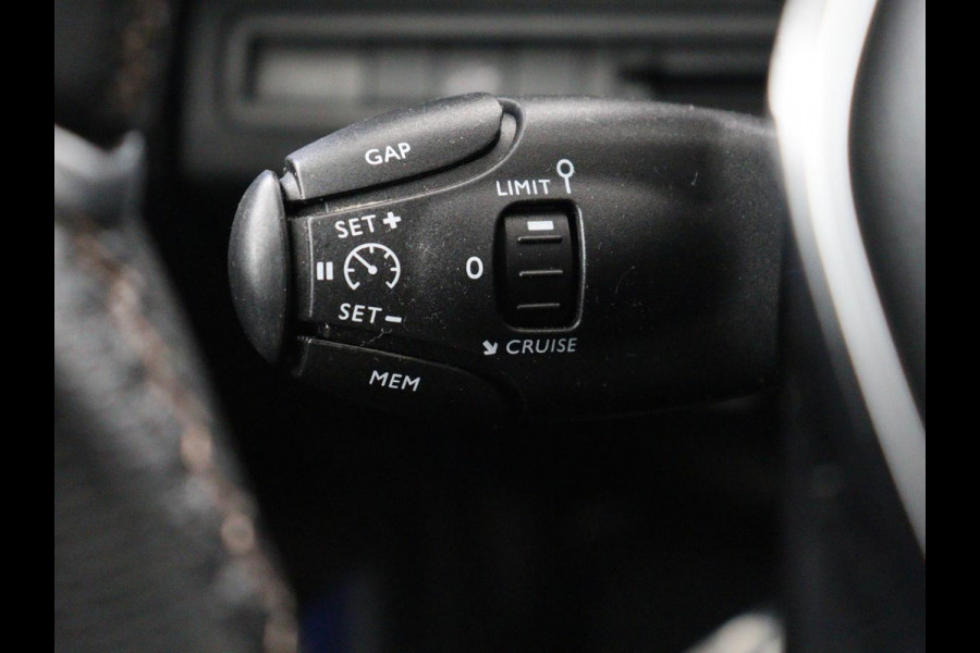 Peugeot 3008 1.6 e-THP Allure | Panoramadak | Trekhaak | Stoelverwarming | Adaptive cruise | FOCAL Sound | 360 Camera | Half leder | Keyless | Full LED | Massage | Navigatie