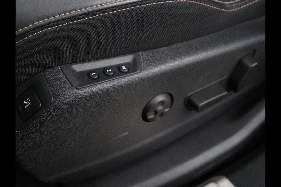 Peugeot 3008 1.6 e-THP Allure | Panoramadak | Trekhaak | Stoelverwarming | Adaptive cruise | FOCAL Sound | 360 Camera | Half leder | Keyless | Full LED | Massage | Navigatie