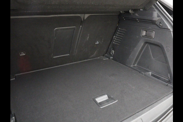 Peugeot 3008 1.6 e-THP Allure | Panoramadak | Trekhaak | Stoelverwarming | Adaptive cruise | FOCAL Sound | 360 Camera | Half leder | Keyless | Full LED | Massage | Navigatie