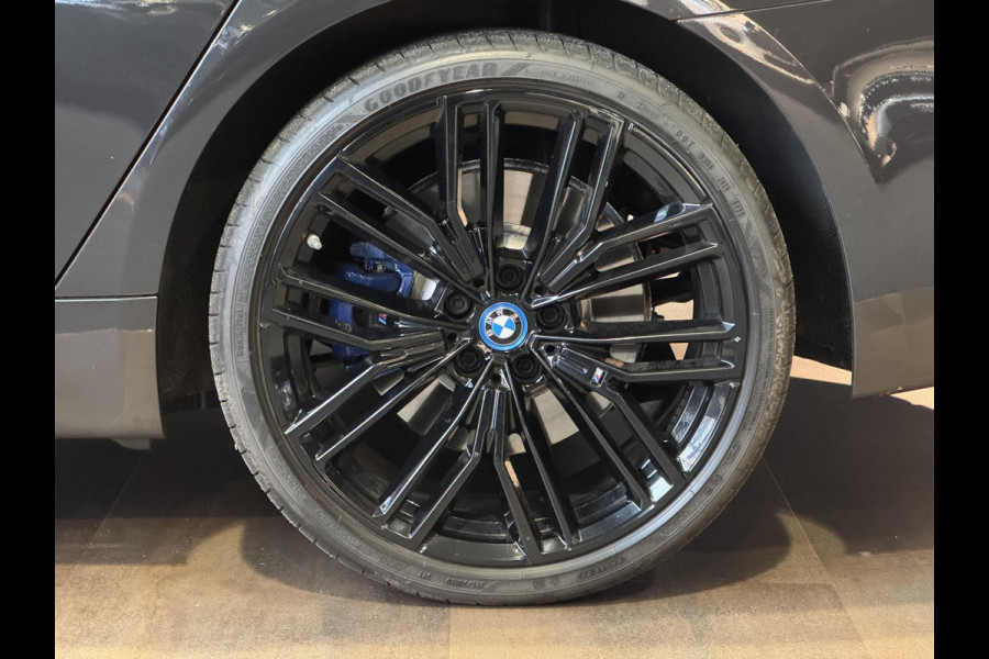 BMW 5 Serie Sedan 545e xDrive High Executive M Sport Pakket Automaat / Live Cockpit Professional / Schuif-/kanteldak / Comfortstoelen / 20 Inch / M Sportremsysteem / Laserlicht / Driving Assistant Professional / Hifi / Stoelventilatie