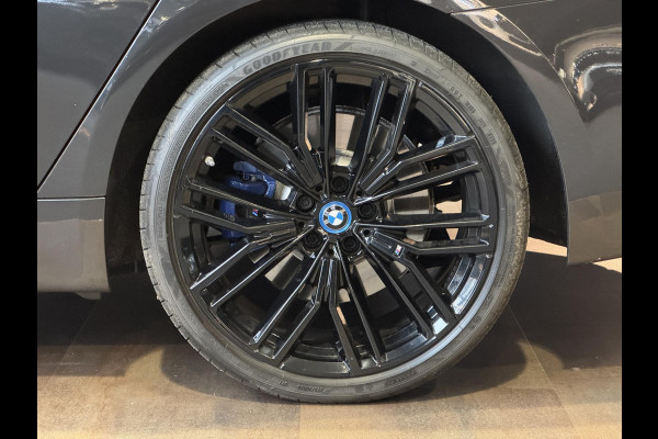 BMW 5 Serie Sedan 545e xDrive High Executive M Sport Pakket Automaat / Live Cockpit Professional / Schuif-/kanteldak / Comfortstoelen / 20 Inch / M Sportremsysteem / Laserlicht / Driving Assistant Professional / Hifi / Stoelventilatie