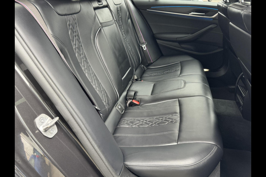 BMW 5 Serie Sedan 545e xDrive High Executive M Sport Pakket Automaat / Live Cockpit Professional / Schuif-/kanteldak / Comfortstoelen / 20 Inch / M Sportremsysteem / Laserlicht / Driving Assistant Professional / Hifi / Stoelventilatie
