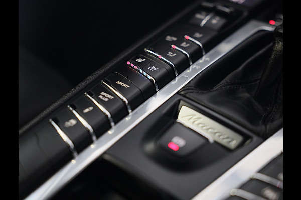 Porsche Macan 2.0 / Luchtvering / Camera / Cruise Control / Dode Hoek / F1 / Lane Assist / Leder / Memory / Xenon / Pdc / 20 Inch