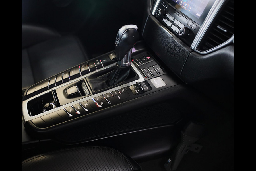 Porsche Macan 2.0 / Luchtvering / Camera / Cruise Control / Dode Hoek / F1 / Lane Assist / Leder / Memory / Xenon / Pdc / 20 Inch