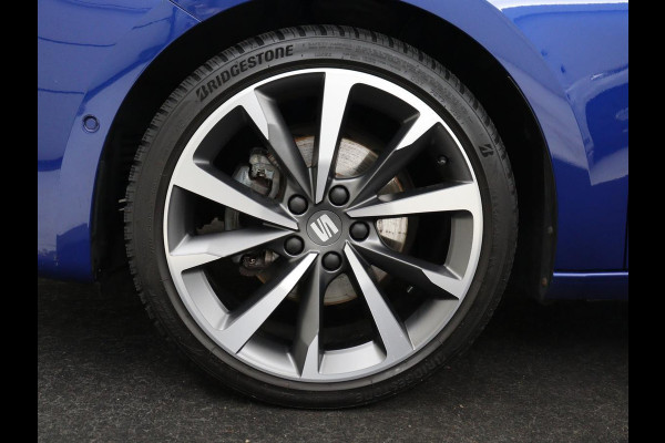 Seat Leon 1.0 TSI FR Launch Edition | Panoramadak | Trekhaak | Stoelverwarming | Camera | Carplay | Navigatie | Sfeerverlichting | Adaptive cruise | Keyless | Full LED | Dodehoek detectie