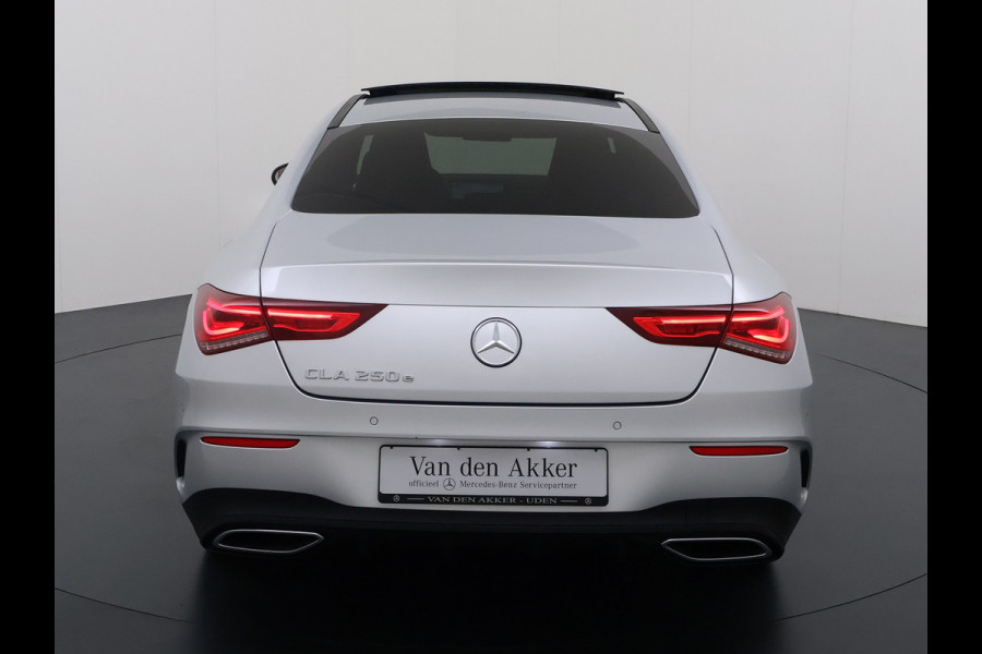 Mercedes-Benz CLA-Klasse 250e AMG // Panoramadak // Nightpakket // Sfeerverlichting // Carplay // Camera // Keyless // MultiBeam