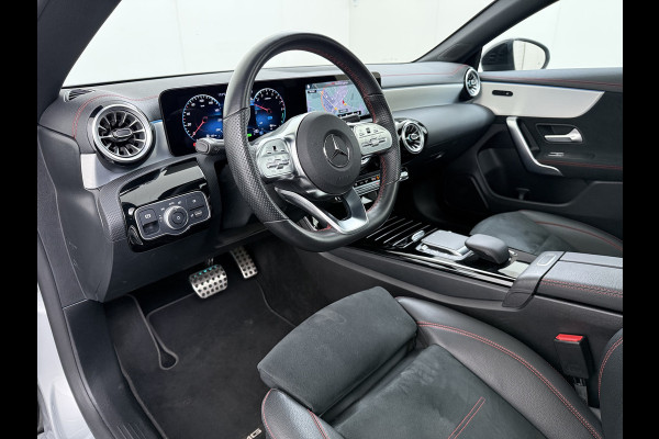 Mercedes-Benz CLA-Klasse 250e AMG // Panoramadak // Nightpakket // Sfeerverlichting // Carplay // Camera // Keyless // MultiBeam