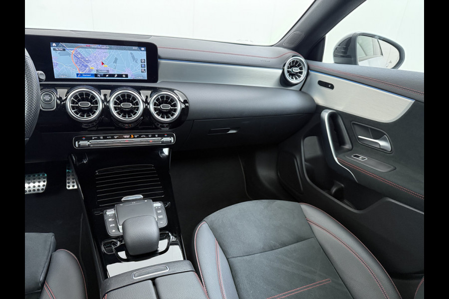 Mercedes-Benz CLA-Klasse 250e AMG // Panoramadak // Nightpakket // Sfeerverlichting // Carplay // Camera // Keyless // MultiBeam