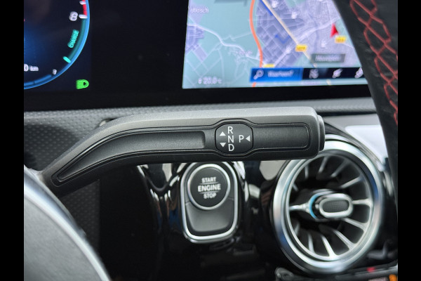 Mercedes-Benz CLA-Klasse 250e AMG // Panoramadak // Nightpakket // Sfeerverlichting // Carplay // Camera // Keyless // MultiBeam