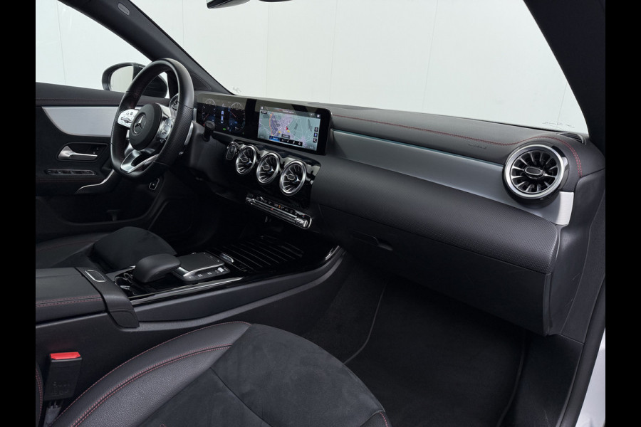 Mercedes-Benz CLA-Klasse 250e AMG // Panoramadak // Nightpakket // Sfeerverlichting // Carplay // Camera // Keyless // MultiBeam
