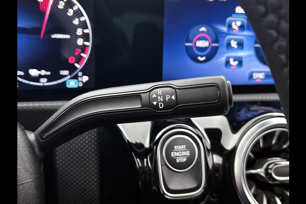 Mercedes-Benz CLA-Klasse 250 e Business Solution AMG Trekhaak | AMG Line | Night Pakket | Panorama Schuif-Kanteldak | 19 Inch AMG velgen. Inclusief 24 maanden MB Certified garantie voor Europa.