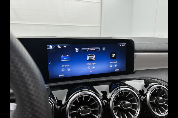 Mercedes-Benz CLA-Klasse 250 e Business Solution AMG Trekhaak | AMG Line | Night Pakket | Panorama Schuif-Kanteldak | 19 Inch AMG velgen. Inclusief 24 maanden MB Certified garantie voor Europa.