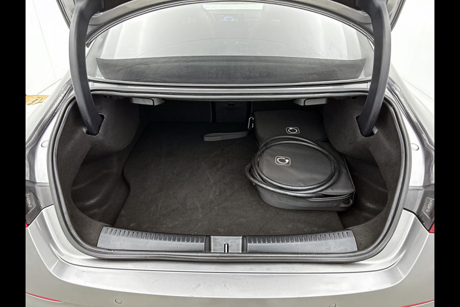 Mercedes-Benz CLA-Klasse 250 e Business Solution AMG Trekhaak | AMG Line | Night Pakket | Panorama Schuif-Kanteldak | 19 Inch AMG velgen. Inclusief 24 maanden MB Certified garantie voor Europa.