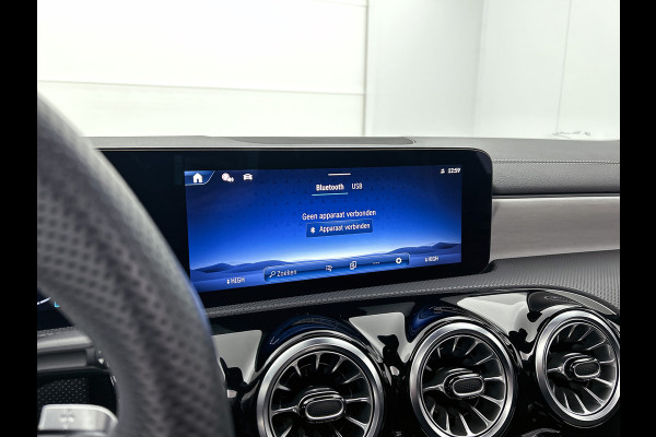Mercedes-Benz CLA-Klasse 250 e Business Solution AMG Trekhaak | AMG Line | Night Pakket | Panorama Schuif-Kanteldak | 19 Inch AMG velgen. Inclusief 24 maanden MB Certified garantie voor Europa.