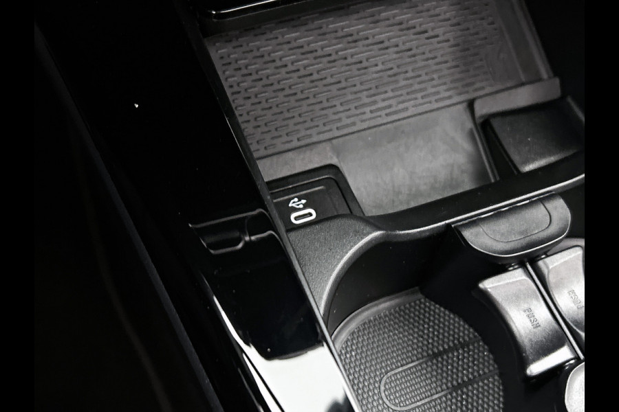 Mercedes-Benz CLA-Klasse 250 e Business Solution AMG Trekhaak | AMG Line | Night Pakket | Panorama Schuif-Kanteldak | 19 Inch AMG velgen. Inclusief 24 maanden MB Certified garantie voor Europa.