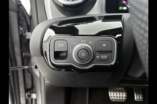 Mercedes-Benz CLA-Klasse 250 e Business Solution AMG Trekhaak | AMG Line | Night Pakket | Panorama Schuif-Kanteldak | 19 Inch AMG velgen. Inclusief 24 maanden MB Certified garantie voor Europa.