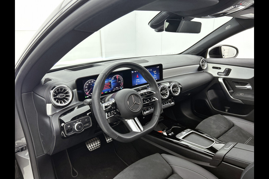 Mercedes-Benz CLA-Klasse 250 e Business Solution AMG Trekhaak | AMG Line | Night Pakket | Panorama Schuif-Kanteldak | 19 Inch AMG velgen. Inclusief 24 maanden MB Certified garantie voor Europa.