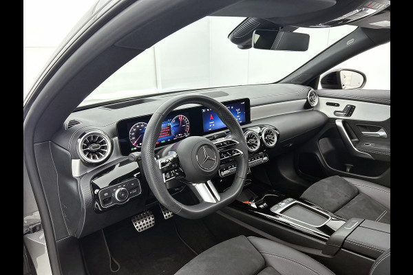 Mercedes-Benz CLA-Klasse 250 e Business Solution AMG Trekhaak | AMG Line | Night Pakket | Panorama Schuif-Kanteldak | 19 Inch AMG velgen. Inclusief 24 maanden MB Certified garantie voor Europa.