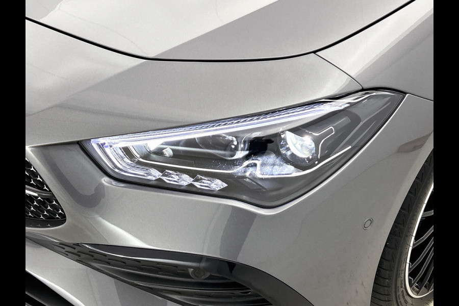 Mercedes-Benz CLA-Klasse 250 e Business Solution AMG Trekhaak | AMG Line | Night Pakket | Panorama Schuif-Kanteldak | 19 Inch AMG velgen. Inclusief 24 maanden MB Certified garantie voor Europa.