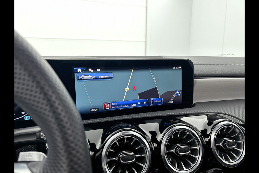 Mercedes-Benz CLA-Klasse 250 e Business Solution AMG Trekhaak | AMG Line | Night Pakket | Panorama Schuif-Kanteldak | 19 Inch AMG velgen. Inclusief 24 maanden MB Certified garantie voor Europa.