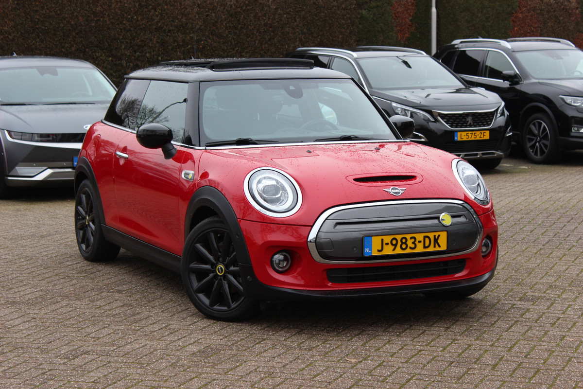 MINI Mini Electric Yours 33 kWh 47.821 km! / Full option! / Panoramadak / Camera / Head-up / Leder / Harman Kardon / Keyless / 17'' / CarPlay / Stoelverwarming / Matrix LED / DAB / Cruise Control