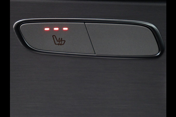 Mercedes-Benz C-Klasse 300e AMG Limited | Panoramadak | 360 Camera | Stoelverwarming | Trekhaak | Carplay | Leder/Alcantara | Sfeerverlichting | Navigatie | Cruise control | Park Assist |