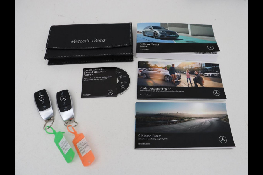 Mercedes-Benz C-Klasse 300e AMG Limited | Panoramadak | 360 Camera | Stoelverwarming | Trekhaak | Carplay | Leder/Alcantara | Sfeerverlichting | Navigatie | Cruise control | Park Assist |