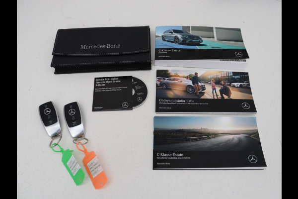 Mercedes-Benz C-Klasse 300e AMG Limited | Panoramadak | 360 Camera | Stoelverwarming | Trekhaak | Carplay | Leder/Alcantara | Sfeerverlichting | Navigatie | Cruise control | Park Assist |