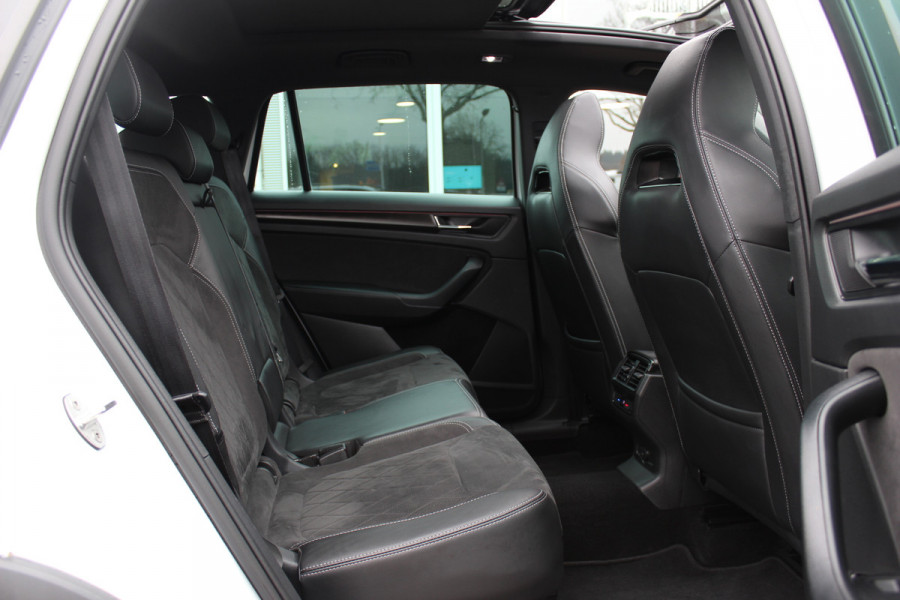 Škoda Kodiaq 1.5 TSI Sportline Business / Trekhaak / Panoramadak / Camera / Keyless / 20'' / CarPlay / Navigatie / Matrix LED / DAB / Stoelverwarming / Cruise Control