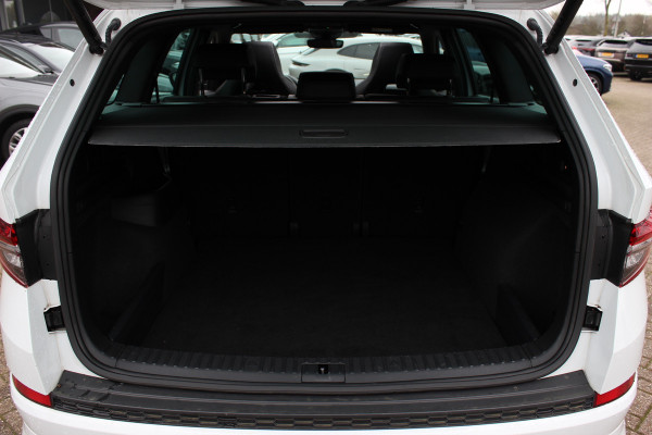 Škoda Kodiaq 1.5 TSI Sportline Business / Trekhaak / Panoramadak / Camera / Keyless / 20'' / CarPlay / Navigatie / Matrix LED / DAB / Stoelverwarming / Cruise Control
