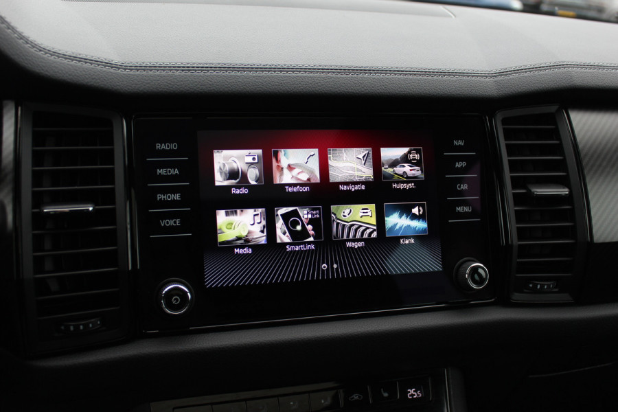 Škoda Kodiaq 1.5 TSI Sportline Business / Trekhaak / Panoramadak / Camera / Keyless / 20'' / CarPlay / Navigatie / Matrix LED / DAB / Stoelverwarming / Cruise Control