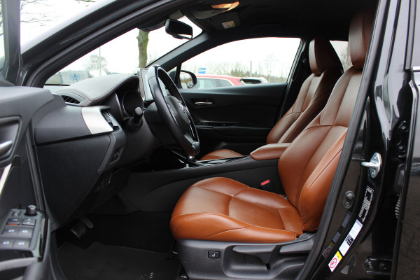 Toyota C-HR 1.8 Hybrid Executive / Trekhaak / Bruin leder / Camera / 18 inch / Led Koplampen / Stoelverwarming
